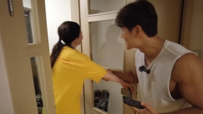 Vlog tại nhà Kim Jong Kook gây náo loạn MXH: Cãi yêu với Song Ji Hyo như vợ chồng, bóc phốt nhau trước hàng nghìn khán giả - Ảnh 8.