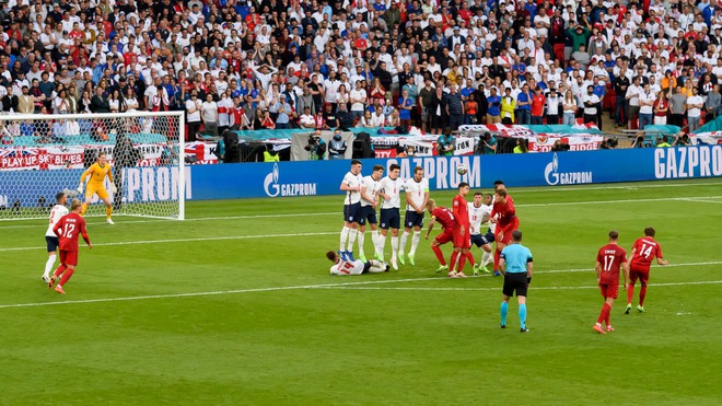 Đan Mạch than trời vì bàn thua ma nhưng nào biết tuyển Anh bị thủng lưới oan ức không kém: Nhìn hình chụp lại là có câu trả lời - Ảnh 3.