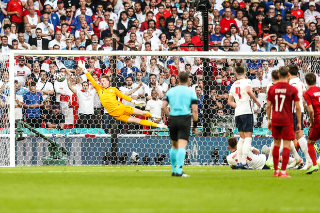 Video bán kết Euro: Damsgaard sút phạt như Ronaldo thời đỉnh cao làm cháy lưới tuyển Anh, mở tỷ số 1-0 cho Đan Mạch - Ảnh 3.