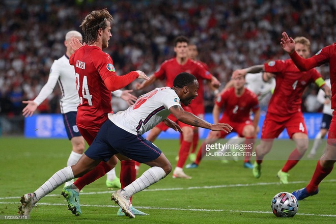 Video: Harry Kane đá bồi thành công sau khi sút hỏng penalty, mang về tấm vé chung kết Euro cho ĐT Anh - Ảnh 2.