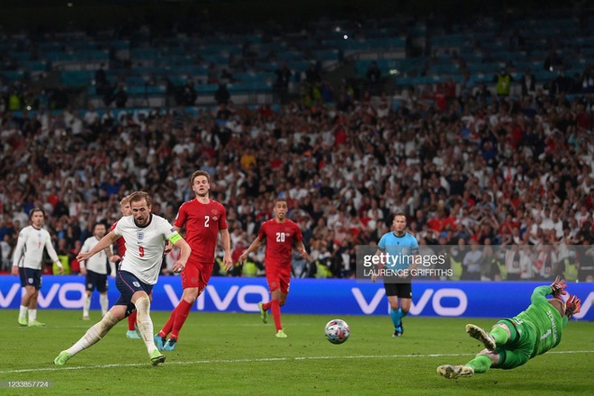 Video: Harry Kane đá bồi thành công sau khi sút hỏng penalty, mang về tấm vé chung kết Euro cho ĐT Anh - Ảnh 3.