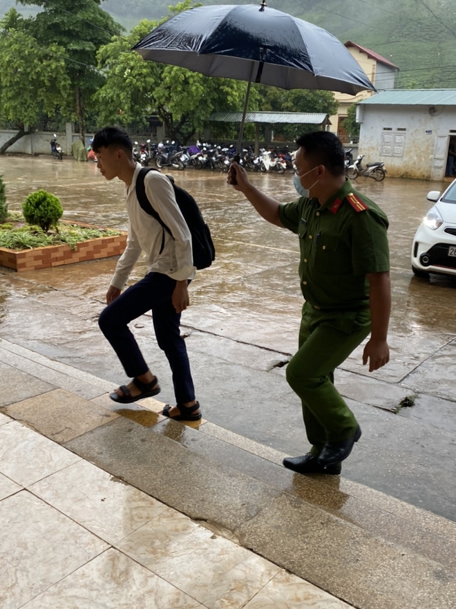 Sơn La: Trưởng C&ocirc;ng an x&atilde; kịp hỗ trợ th&iacute; sinh đến trường thi 5 ph&uacute;t trước giờ b&oacute;c đề - Ảnh 1.