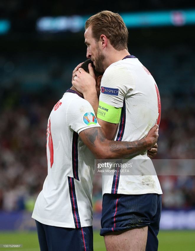 Video: Harry Kane đá bồi thành công sau khi sút hỏng penalty, mang về tấm vé chung kết Euro cho ĐT Anh - Ảnh 4.