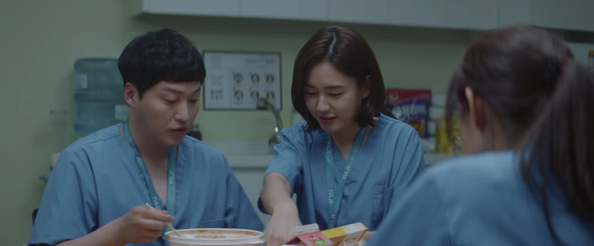 Hospital Playlist 2 tập 4 biến nặng: Ik Sun chia tay Jun Wan đầy xót xa, thực chất là để che giấu bệnh tình nghiêm trọng - Ảnh 3.