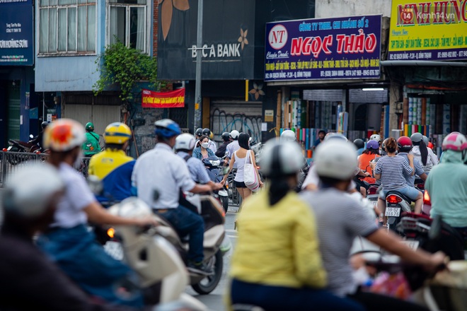 Ảnh, clip: Tấp nập những đơn hàng bán mang về cuối cùng ở Sài Gòn trước giờ giãn cách toàn thành phố - Ảnh 1.