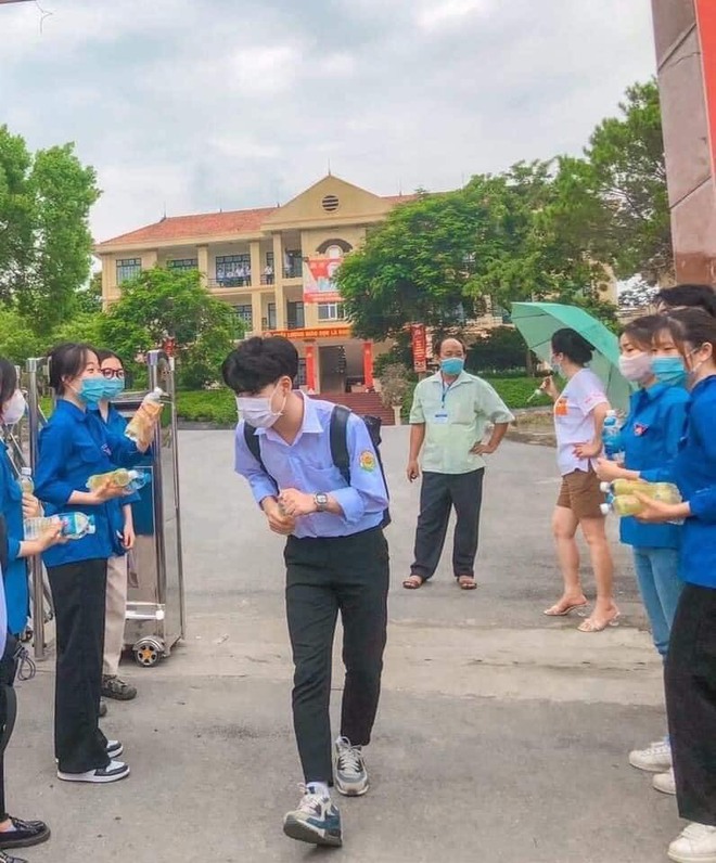 Trai xinh, gái đẹp đi thi đại học: Quá ư thần thái, chụp lén mà vẫn đỉnh quá nè! - Ảnh 4.