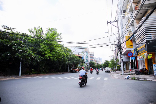 Ảnh: Sài Gòn vắng vẻ, thưa thớt xe cộ qua lại trong ngày đầu thực hiện giãn cách xã hội theo Chỉ thị 16 - Ảnh 7.