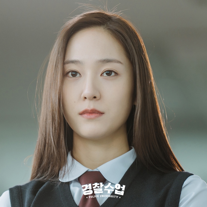 Krystal diện đồng phục cho phim mới mà Knet giật mình tưởng ảnh thời The Heirs 8 năm trước, visual hack tuổi sởn da gà - Ảnh 2.