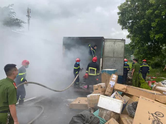 Xe chở bưu phẩm bốc ch&aacute;y ng&ugrave;n ngụt khi đang chạy tr&ecirc;n đường - Ảnh 1.