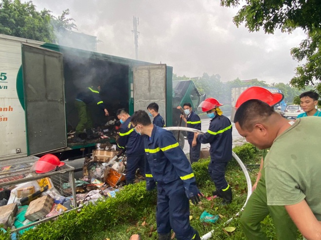 Xe chở bưu phẩm bốc ch&aacute;y ng&ugrave;n ngụt khi đang chạy tr&ecirc;n đường - Ảnh 2.