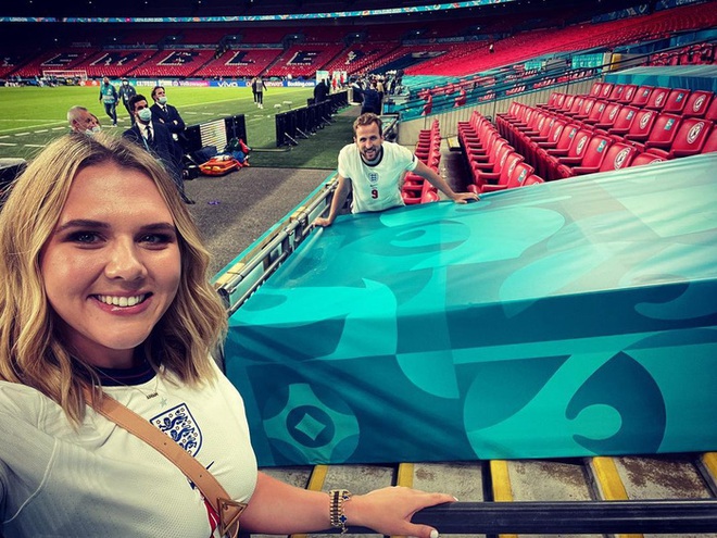 Xúc động khoảnh khắc người hùng Harry Kane rất nhớ nhưng không thể đến gần vợ, đành đứng mỉm cười từ xa - Ảnh 1.