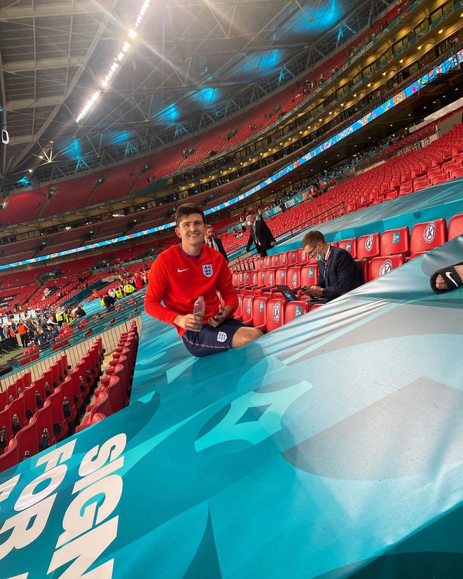 Xúc động khoảnh khắc người hùng Harry Kane rất nhớ nhưng không thể đến gần vợ, đành đứng mỉm cười từ xa - Ảnh 2.