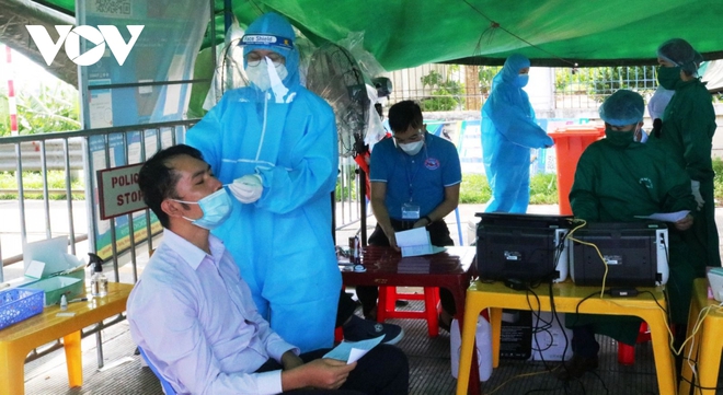 Hải Phòng test nhanh cho người dân tại chốt kiểm dịch trước khi vào thành phố - Ảnh 4.