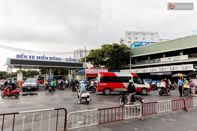 Ảnh: Sài Gòn vắng vẻ, thưa thớt xe cộ qua lại trong ngày đầu thực hiện giãn cách xã hội theo Chỉ thị 16 - Ảnh 10.