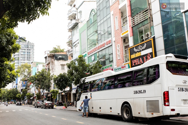 Ảnh: Sài Gòn vắng vẻ, thưa thớt xe cộ qua lại trong ngày đầu thực hiện giãn cách xã hội theo Chỉ thị 16 - Ảnh 12.