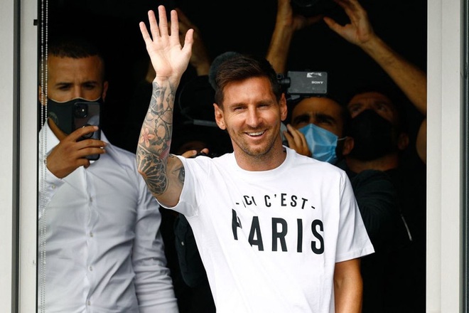 CHÍNH THỨC: Messi đặt chân tới Paris, nở nụ cười rạng rỡ vẫy chào hàng nghìn fan mất ăn mất ngủ chờ đợi 2 ngày qua - Ảnh 2.