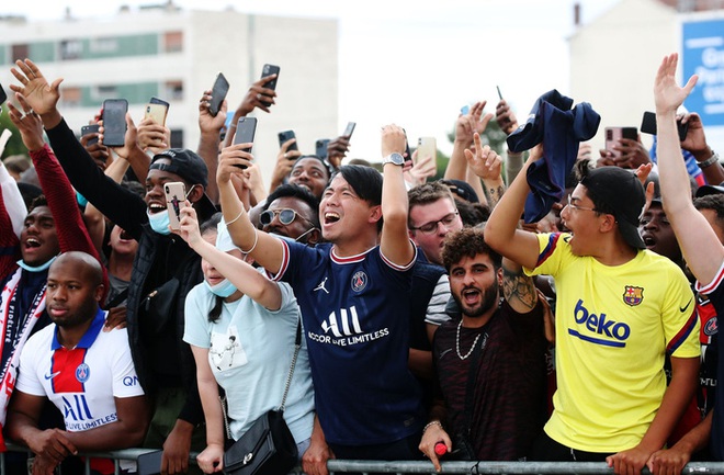 Biển người ở thủ đô Paris phát sốt với Messi, không thể ngừng gào thét tên của siêu sao 34 tuổi - Ảnh 2.