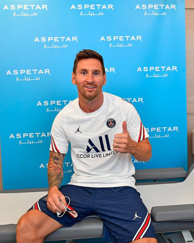 Hình ảnh chưa ai có thể quen: Messi chính thức ra mắt trong màu áo PSG, lựa chọn số đeo không ai ngờ - Ảnh 6.