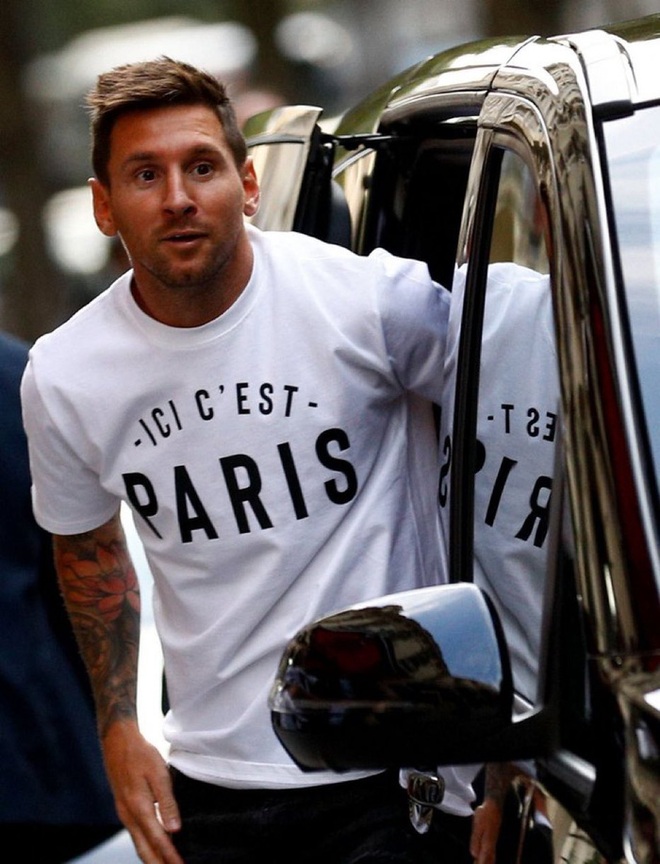 Messi không thể ngừng cười khi vẫy tay chào fan PSG từ ban công khách sạn - Ảnh 1.