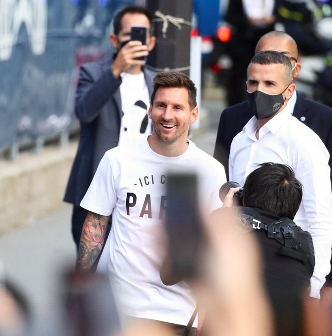 Messi không thể ngừng cười khi vẫy tay chào fan PSG từ ban công khách sạn - Ảnh 14.