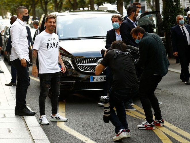 Messi không thể ngừng cười khi vẫy tay chào fan PSG từ ban công khách sạn - Ảnh 5.