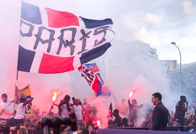 Fan PSG đánh trống nhảy múa reo hò sung sướng, đốt pháo sáng mù mịt khi được Messi vẫy chào - Ảnh 7.