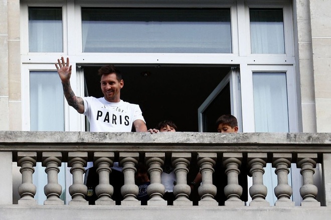 Messi không thể ngừng cười khi vẫy tay chào fan PSG từ ban công khách sạn - Ảnh 8.
