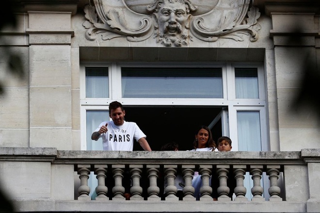 Messi không thể ngừng cười khi vẫy tay chào fan PSG từ ban công khách sạn - Ảnh 9.