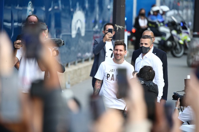 Messi không thể ngừng cười khi vẫy tay chào fan PSG từ ban công khách sạn - Ảnh 13.