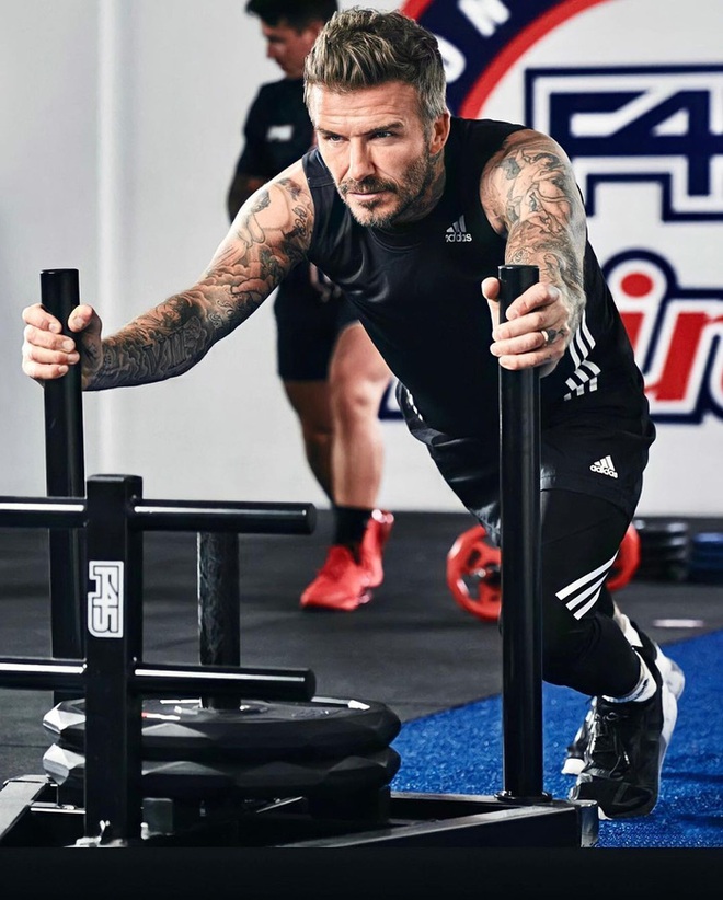David Beckham khiến các fan điêu đứng bằng loạt hình cực chất tuổi 46, nói một câu nghe biết ngay đang hồi xuân - Ảnh 1.