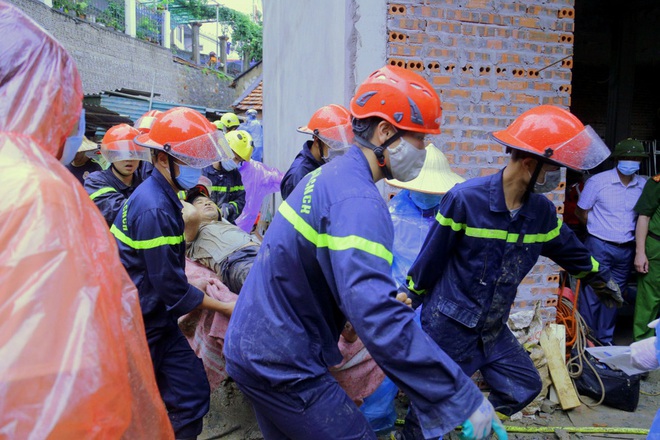 Hiện trường vụ sạt lở bờ kè khiến 3 người tử vong thương tâm: Chỉ một người sống sót - Ảnh 5.