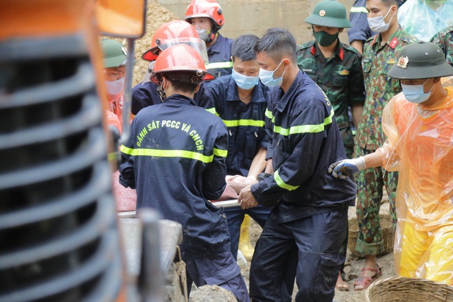 Hiện trường vụ sạt lở bờ kè khiến 3 người tử vong thương tâm: Chỉ một người sống sót - Ảnh 6.