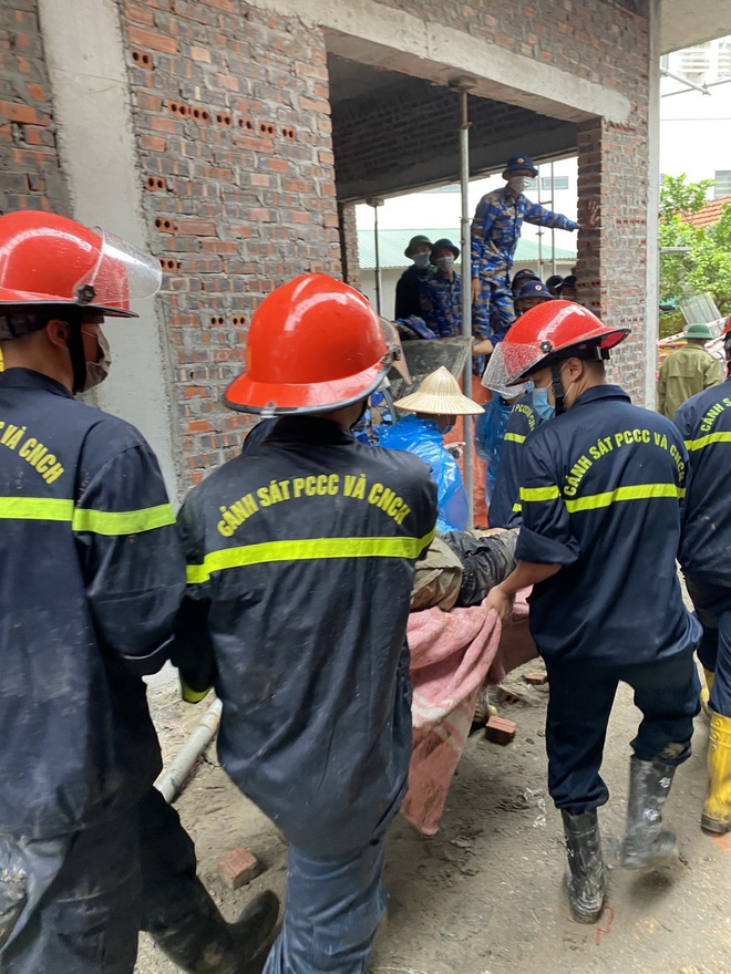 Hiện trường vụ sạt lở bờ kè khiến 3 người tử vong thương tâm: Chỉ một người sống sót - Ảnh 7.