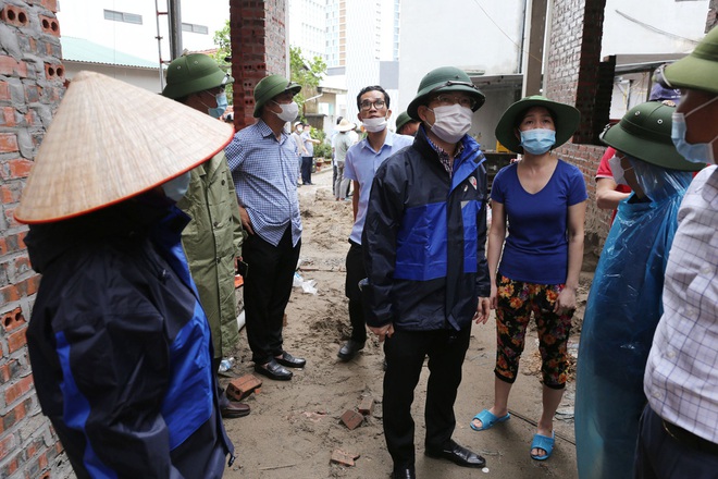 Hiện trường vụ sạt lở bờ kè khiến 3 người tử vong thương tâm: Chỉ một người sống sót - Ảnh 9.
