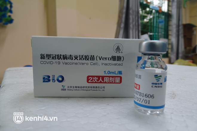 Người dân ở TP.HCM ngồi đợi dưới mưa để tiêm vaccine Vero Cell - Ảnh 8.