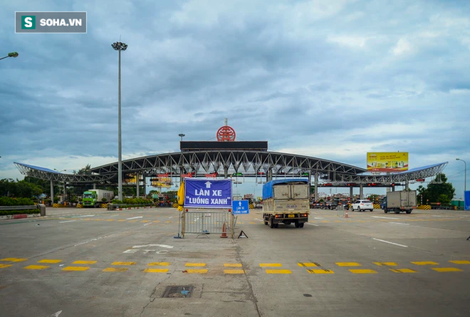 Ngày đầu quét mã QR để qua chốt kiểm dịch ở Hà Nội, một số người bỡ ngỡ tỏ vẻ cáu gắt - Ảnh 1.