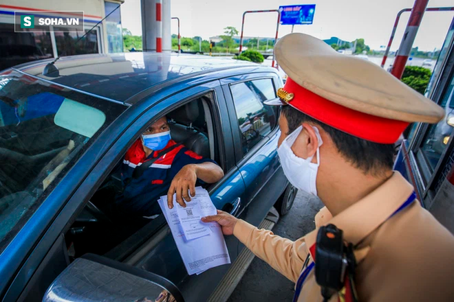 Ngày đầu quét mã QR để qua chốt kiểm dịch ở Hà Nội, một số người bỡ ngỡ tỏ vẻ cáu gắt - Ảnh 5.