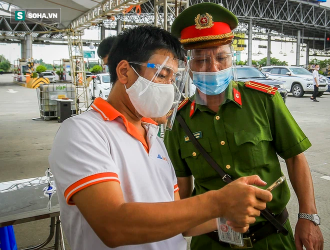 Ngày đầu quét mã QR để qua chốt kiểm dịch ở Hà Nội, một số người bỡ ngỡ tỏ vẻ cáu gắt - Ảnh 10.