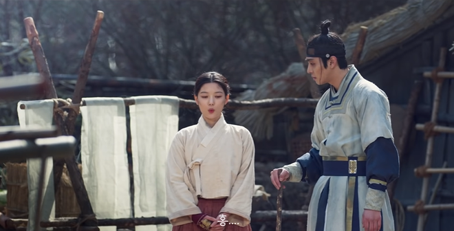 Kim Yoo Jung - Ahn Hyo Seop chưa g&igrave; đ&atilde; đ&egrave; nhau ở teaser Hong Chun Gi, chemistry đỉnh qu&aacute; trời lu&ocirc;n! - Ảnh 6.