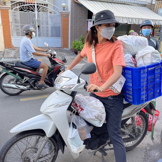 HHen Niê hỗ trợ học phí cho trẻ em mất cha mẹ vì Covid-19 đến hết lớp 12, nghĩa cử đẹp cần được lan toả - Ảnh 5.