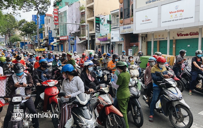 TP.HCM: Hàng trăm phương tiện ùn ứ kéo dài khi triển khai kiểm tra người dân ra đường bằng hình thức mới - Ảnh 3.