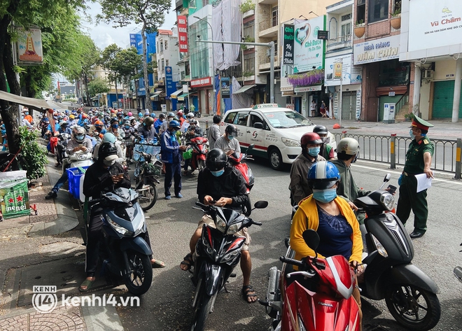 TP.HCM: Hàng trăm phương tiện ùn ứ kéo dài khi triển khai kiểm tra người dân ra đường bằng hình thức mới - Ảnh 3.