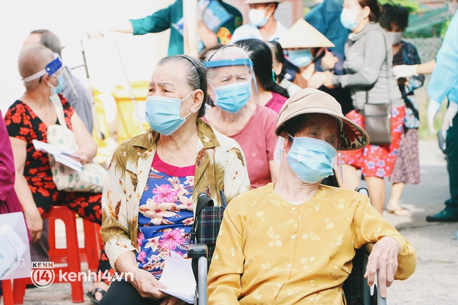 Cận cảnh xe tiêm chủng lưu động “bung 2 cánh” để che mưa nắng cho bà con Sài Gòn tiêm vaccine Covid-19 - Ảnh 7.