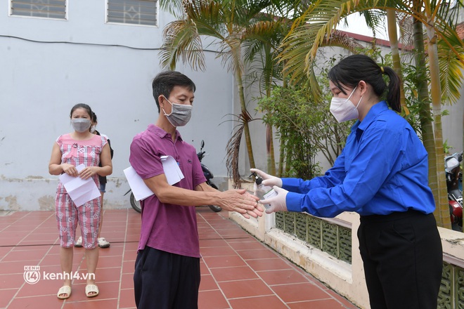 Hàng nghìn sinh viên, người nghèo tại Hà Nội vui mừng khi được đi siêu thị miễn phí - Ảnh 1.