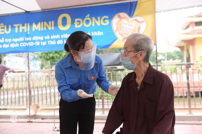 Hàng nghìn sinh viên, người nghèo tại Hà Nội vui mừng khi được đi siêu thị miễn phí - Ảnh 3.