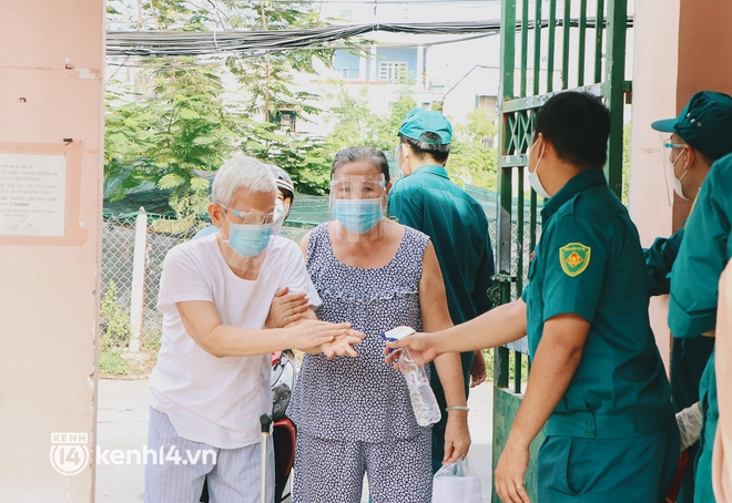 Cận cảnh xe tiêm chủng lưu động “bung 2 cánh” để che mưa nắng cho bà con Sài Gòn tiêm vaccine Covid-19 - Ảnh 6.