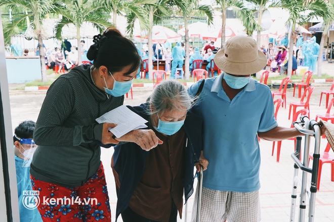 Cận cảnh xe tiêm chủng lưu động “bung 2 cánh” để che mưa nắng cho bà con Sài Gòn tiêm vaccine Covid-19 - Ảnh 11.