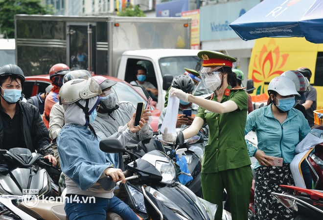 Phó chủ tịch UBND TP.HCM nêu 3 lý do người dân ra đường đông trong những ngày qua - Ảnh 2.