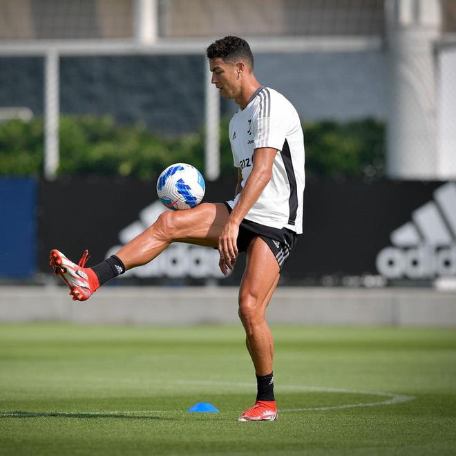 Ronaldo li&ecirc;n tục khoe ảnh khiến h&agrave;ng triệu fan phải thả tim, chỉ cần nh&igrave;n cặp gi&ograve; đủ biết chăm chỉ hiếm ai s&aacute;nh bằng - Ảnh 1.