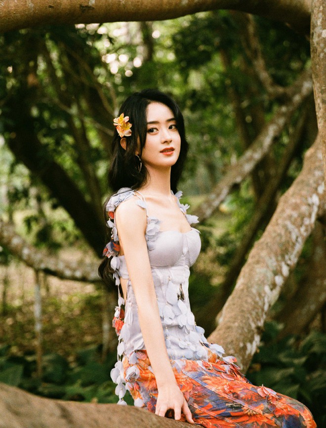 Triệu Lệ Dĩnh đ&aacute;nh &uacute;p bộ ảnh mừng Thất Tịch độc th&acirc;n đầu ti&ecirc;n hậu ly h&ocirc;n: M&ecirc; hồn đ&uacute;ng chuẩn g&aacute;i 1 con tr&ocirc;ng m&ograve;n con mắt - Ảnh 3.